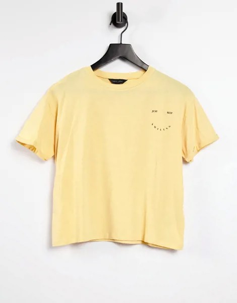 Светло-желтая футболка с надписью 