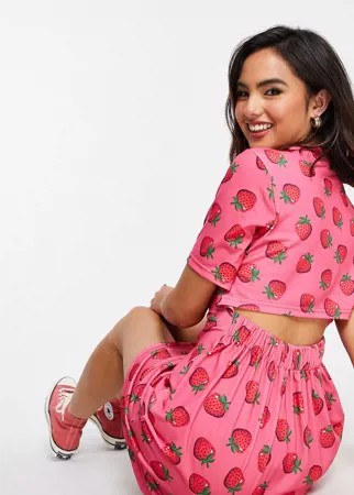 Платье-футболка с открытой спиной и розово-красным клубничным принтом ASOS DESIGN-Multi