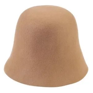 Лаконичная шляпа бежевого цвета выполнена из шерсти. Такой аксессуар легко подружится с одеждой любой палитры, но и сам не останется незамеченным благодаря оригинальной форме.