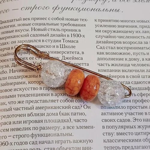 Брошь, пластик, золотой, белый