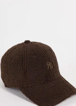 Эксклюзивная плюшевая кепка коричневого цвета с однотонным логотипом 