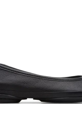 Black women’s moccasin. Full-grain leather and removable EVA insole.  Our Right women’s ballerinas combine the flexibility of slippers with the durable protection of rubber soles for city streets.