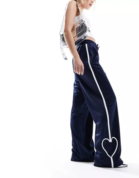 Темно-синие спортивные брюки прямого кроя Monki с белой полоской в ​​виде сердца