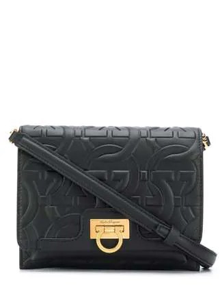 Salvatore Ferragamo стеганая мини-сумка с декором Gancini