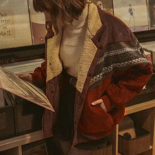 Женская куртка из вельветового флиса на открытом воздухе