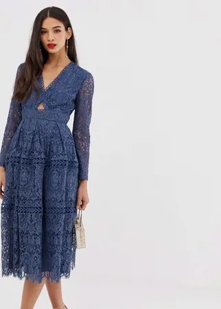 Кружевное платье для выпускного с длинными рукавами и вырезами ASOS DESIGN-Синий