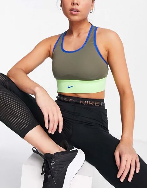 Спортивный бюстгальтер средней степени поддержки цвета хаки с отделкой контрастным кантом Nike Training Trail Swoosh-Зеленый цвет
