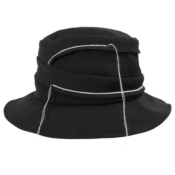 Черная шляпа с белыми нитями