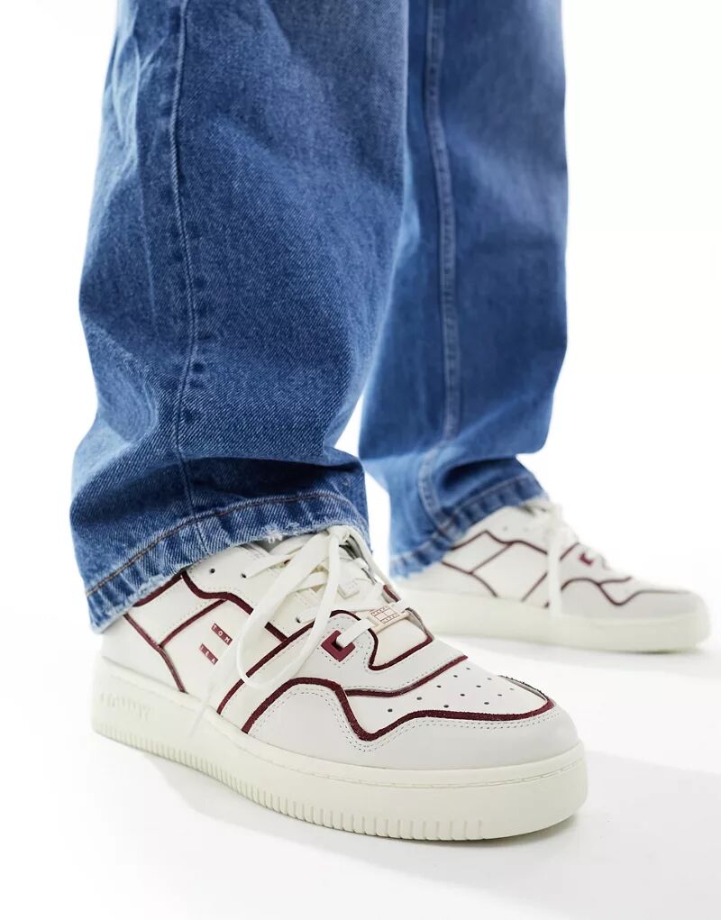Белоснежные кроссовки-корзины Tommy Jeans с бордовой окантовкой