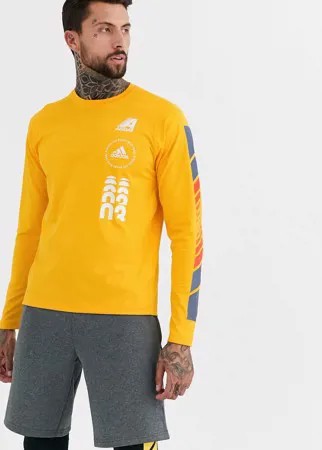 Желтый лонгслив adidas Training