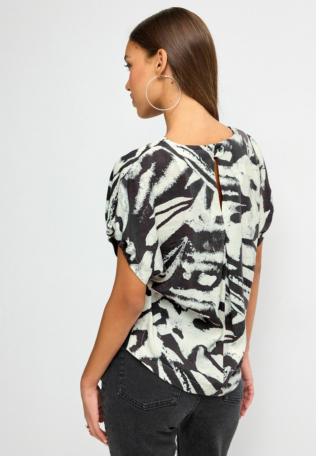 Блузка GATHERED SHORT SLEEVE BOXY PETITE Next, цвет monochrome swirl