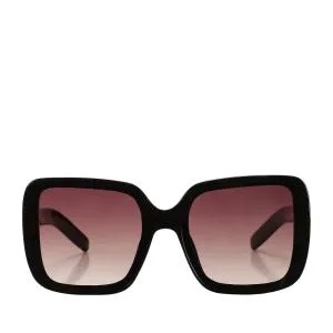 Солнцезащитные очки в крупной черной оправе поддерживают тренд на оверсайз, который не теряет своей актуальности и среди аксессуаров. Полупрозрачные градиентные линзы хорошо защищают от солнечного света, ультрафиолета и комфортны в помещении. Рекомендуем брать пример со знаменитостей и сочетать крупные очки с самыми разными аутфитами — от базового денима, до более строгих брючных костюмов и женственных платьев длины миди.