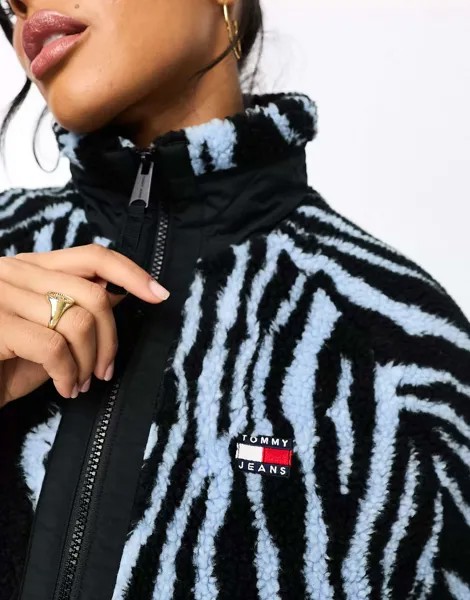 Куртка из шерпы с логотипом Tommy Jeans и зебровым принтом
