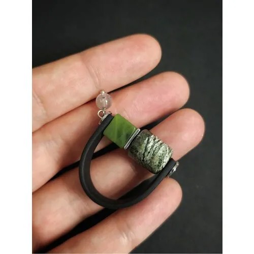 Кольцо каучук с зеленым камнем нефрит и серафинит 18,5 р