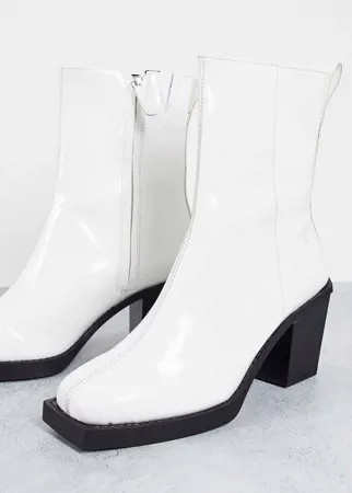Белые лакированные ботинки челси на каблуке с контрастной черной подошвой ASOS DESIGN-Белый