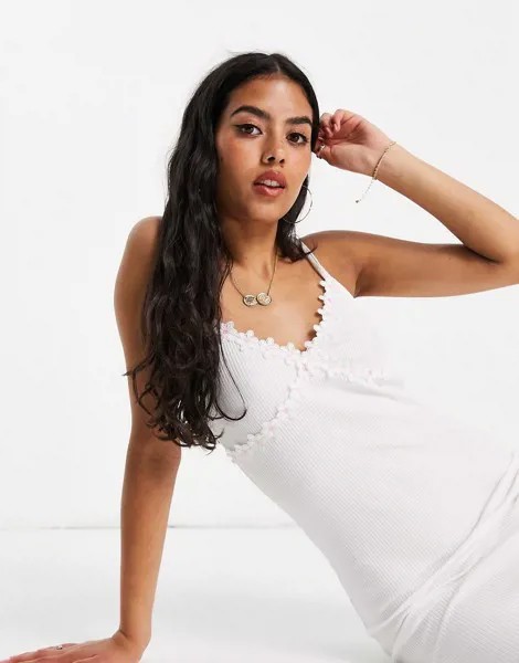 Белый сарафан мини с отделкой ромашками ASOS DESIGN