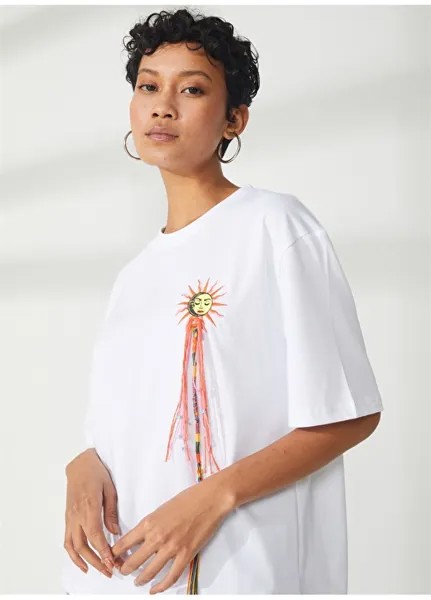 Белая женская футболка с круглым вырезом и вышивкой Akep
