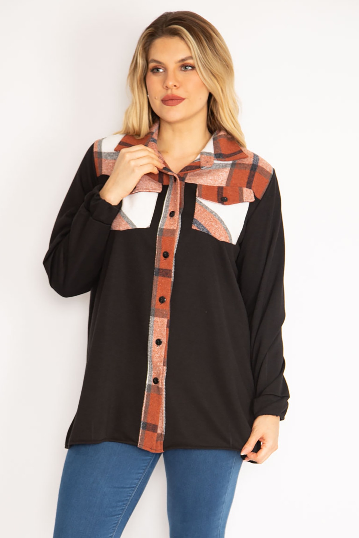 Женская рубашка большого размера на пуговицах с передним карманом в клетку оранжевого цвета Şans, оранжевый