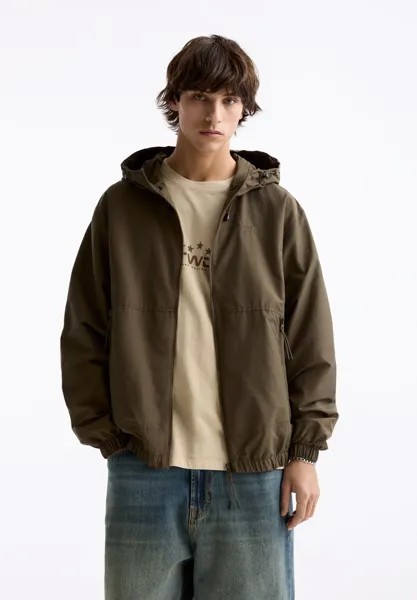 Легкая куртка WITH HOOD PULL&BEAR, цвет khaki