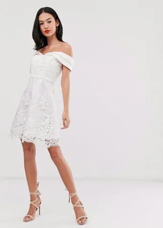 Белое кружевное платье мини с открытыми плечами Chi Chi London-Белый