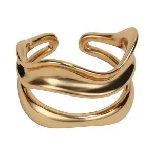 Кольцо EKONIKA дизайнеры выполнили в актуальном футуристичном стиле с имитацией расплавленного металла золотого оттенка. Рельефная поверхность аксессуара красиво отражает свет, поэтому он смотрится особенно эффектно. Безразмерное украшение может стать хорошим вариантом для подарка.
