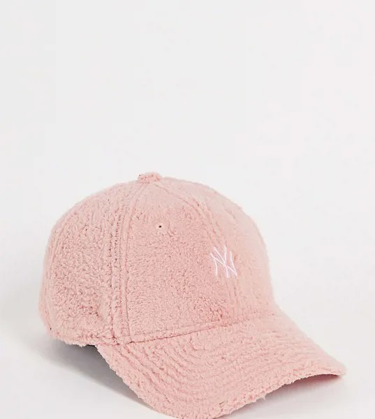 Розовая плюшевая кепка с однотонным логотипом 