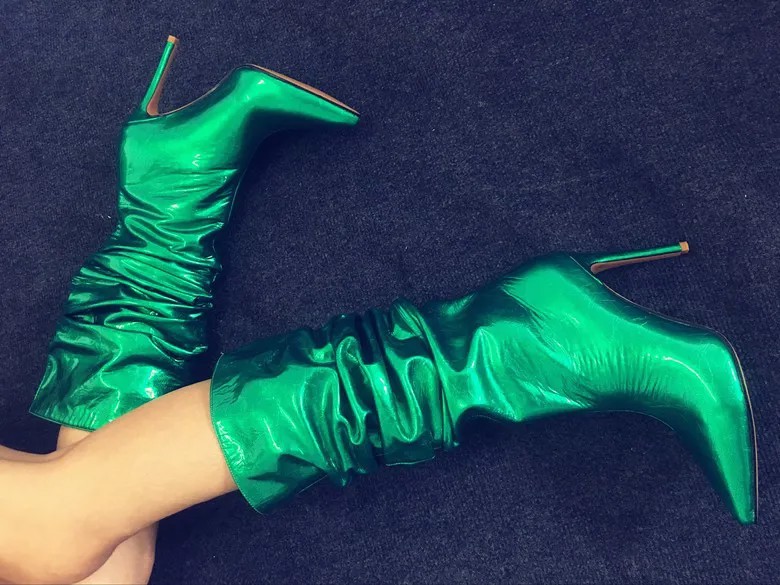 Женские зимние сапоги до колена на очень высоком каблуке с острым носком, ярко-зеленые кожаные плиссированные сапоги на шпильке 10 см, обувь для подиума