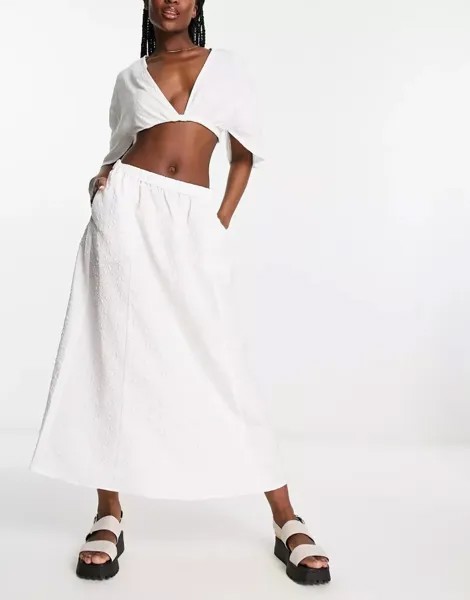 Белая однотонная жаккардовая юбка миди Monki с цветочным принтом