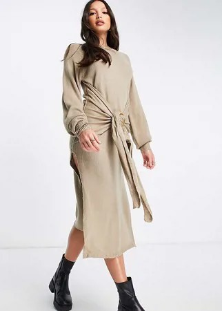 Светло-бежевое платье миди с разрезом и пряжкой спереди In The Style Tall x Lorna Luxe-Светло-бежевый цвет