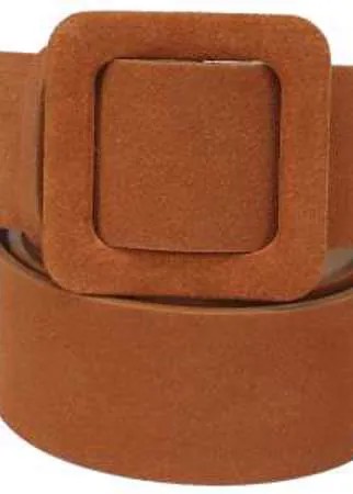 В коллекции аксессуаров бренда «Эконика» представлен широкий широкий ремень универсального коричневого оттенка. Для создания модели использовался спилок с бархатистой фактурой. Крупная пряжка обтянута материалом в тон.
