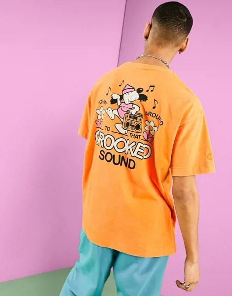 Оранжевая футболка с логотипом и принтом 