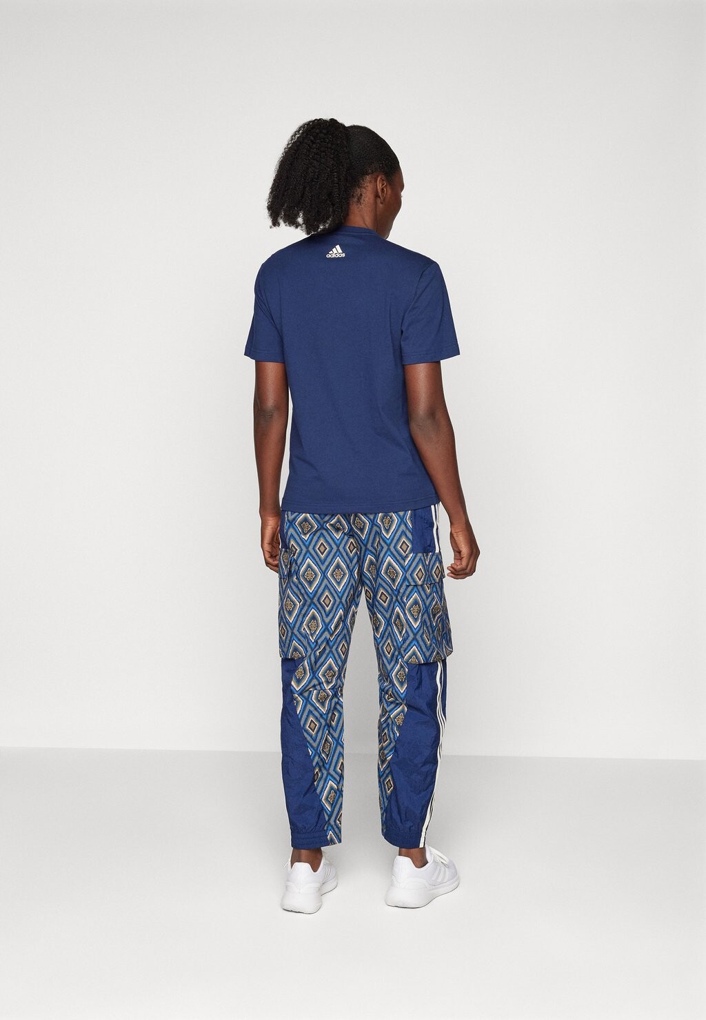 Брюки Farm Premium Pants adidas Sportswear, ночной индиго/кристально-песочный/фокусно-синий