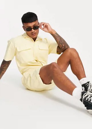 Короткий джинсовый комбинезон желтого цвета ASOS DESIGN-Желтый