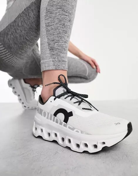 Белые кроссовки для бега On Running Cloudmonster