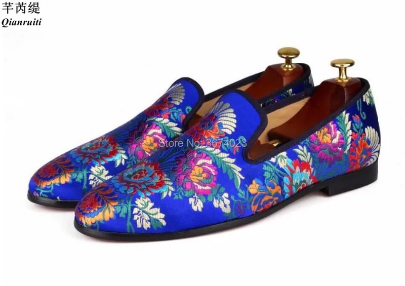 Qianruiti/мужские шелковые лоферы; туфли на плоской подошве с цветочной вышивкой; Разноцветные мокасины; атласная обувь без шнуровки; Мужские мо...