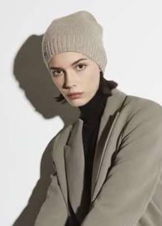 Теплая шапка из шерсти бежевого цвета с широкой резинкой.  Универсальный аксессуар для дополнения осенних и зимних образов.