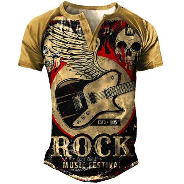 Мужская футболка с воротником на пуговицах и винтажной рок-гитарой на открытом воздухе