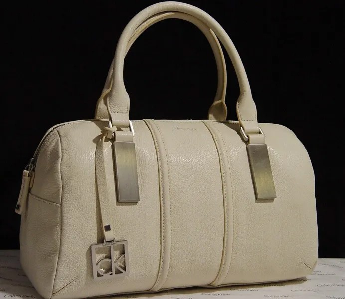 НОВАЯ сумка-портмоне Calvin Klein из шагреневой кожи цвета слоновой кости