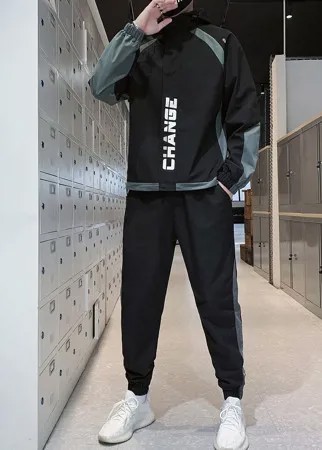 Мужская куртка на кулиске с капюшоном и спортивные брюки с текстовым принтом