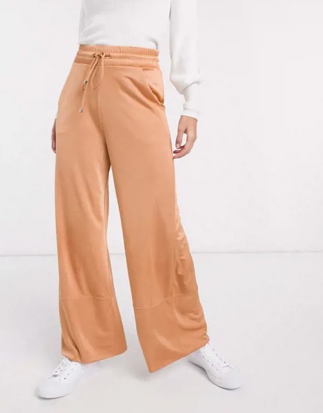 Мягкие блестящие брюки широкого кроя в стиле милитари ASOS DESIGN-Оранжевый цвет