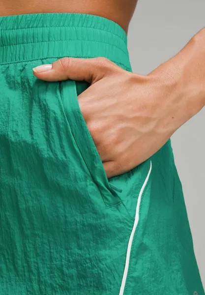 Короткие спортивные брюки License To Train Hr Lightweight lululemon, зеленый каскадия