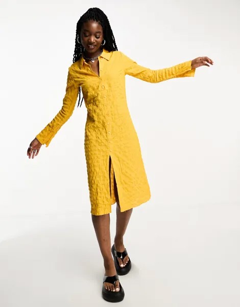 Желтое фактурное платье-рубашка миди Weekday Smock