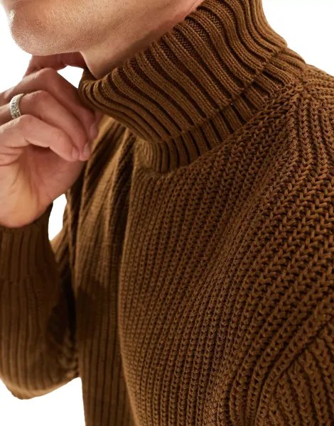Коричневый джемпер косой вязки с высоким воротником Pull&Bear