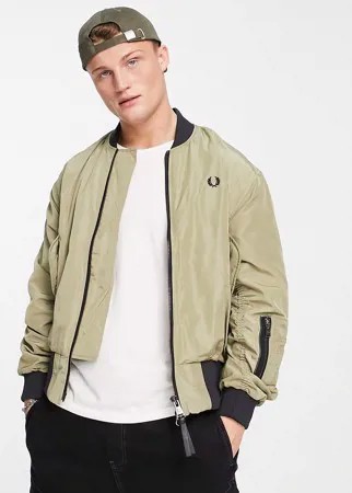 Бомбер шалфейно-зеленого цвета с контрастной отделкой в рубчик Fred Perry-Зеленый цвет