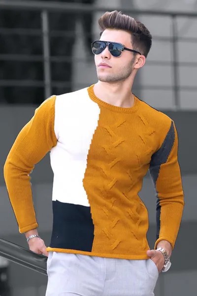 Вязаный мужской свитер горчичного цвета с круглым вырезом и цветными блоками 2770 MADMEXT