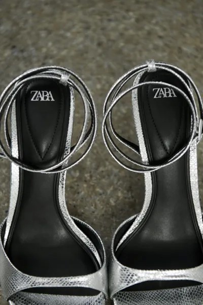 Босоножки на высоком каблуке с ремешком на ноги Zara, серебро