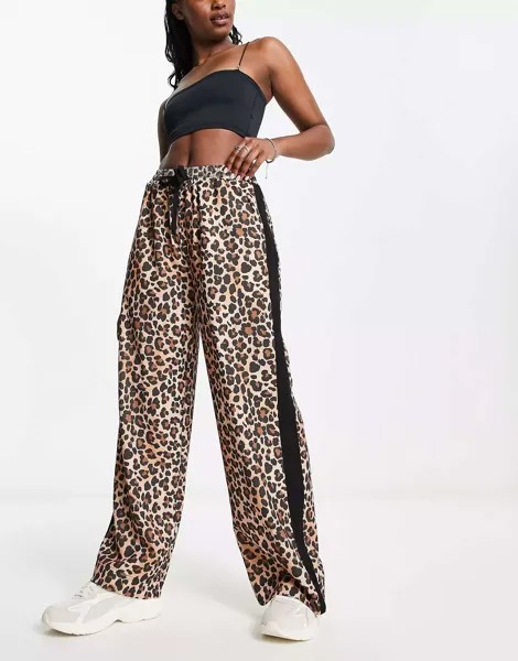 Леопардовые брюки без застежек с контрастной вставкой ASOS