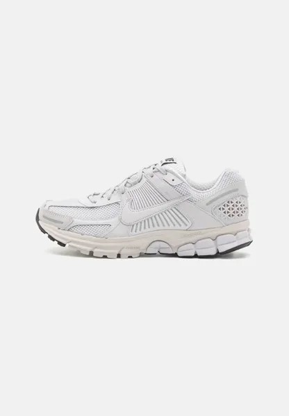 Кроссовки Zoom Vomero 5 Unisex Nike, обширный серый/черный/парус/серебристый металлик/темно-малиновый