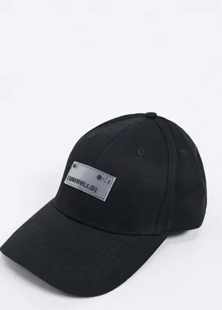 Черная бейсболка с прорезиненным логотипом ASOS DESIGN-Черный