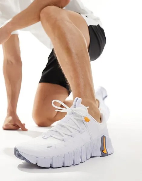Nike – Free Metcon 5 – спортивная обувь белого и оранжевого цвета